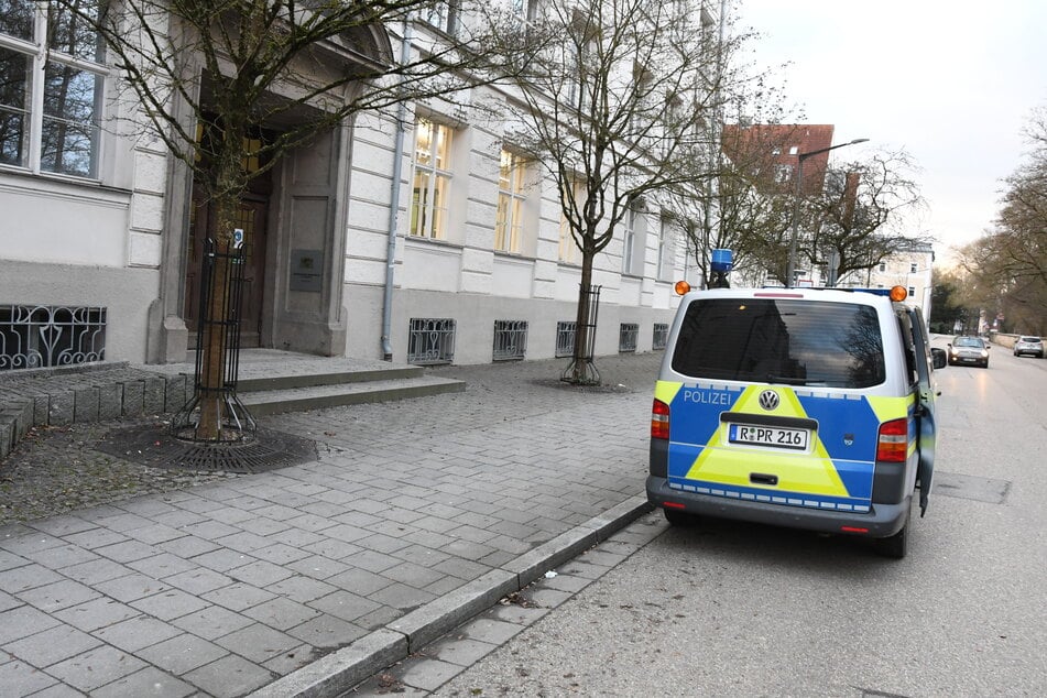 Ein Polizeiauto steht vor dem Justizgebäude in Regensburg, aus dem der Häftling floh.