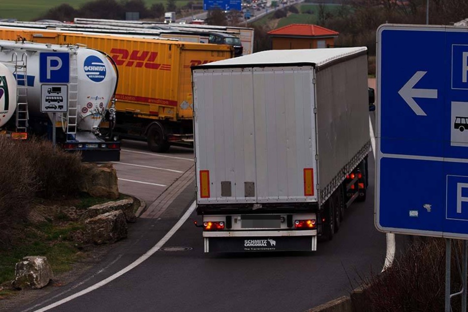 Auf einem Parkplatz an der BAB14 wurde ein Lkw-Fahrer von zwei unbekannten Männern überrascht und bedroht. (Symbolbild)