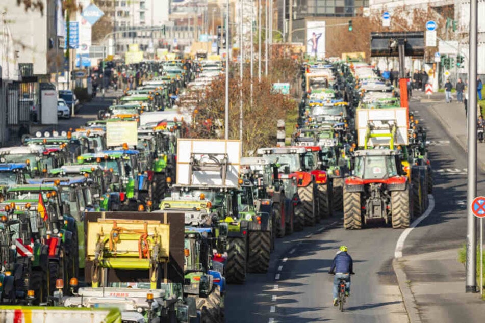 Landwirte blockieren mit ihren Traktoren die Mainzer Straße in der Landeshauptstadt.