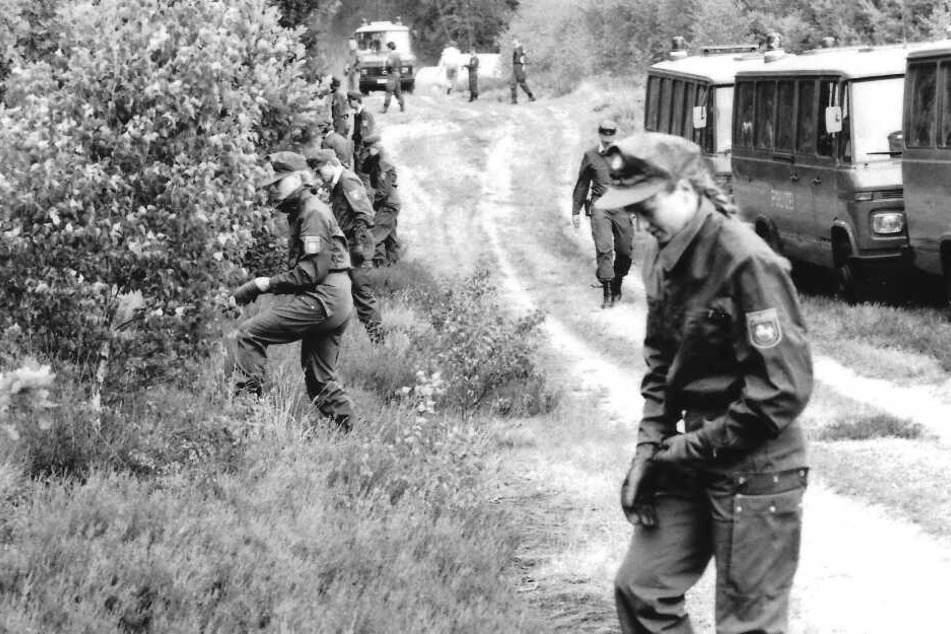 Eine Hundertschaft der Polizei durchkämmt den Wald in der Göhrde im Juli 1989.