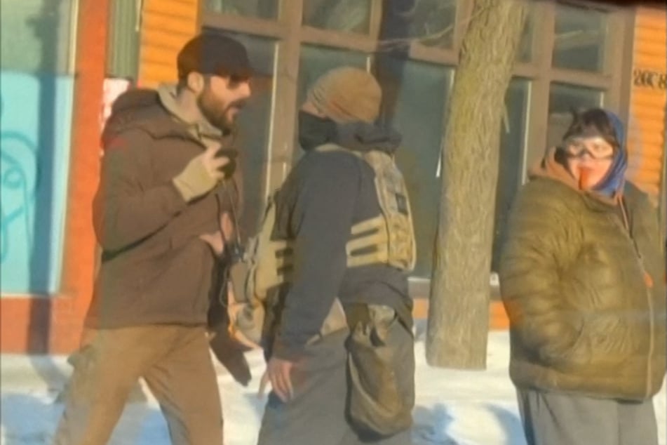 A screenshot of video shot by @dangjessie, showing Alex Pretti (l.) and a federal immigration agent (c.) before he was shot dead in Minneapolis, Minnesota, on January 24.