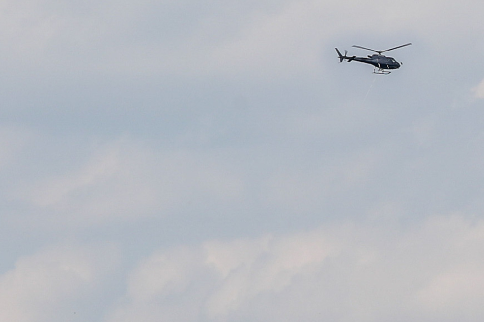 Lange Zeit kreiste der Hubschrauber der Polizei über Dresden. (Archivbild)