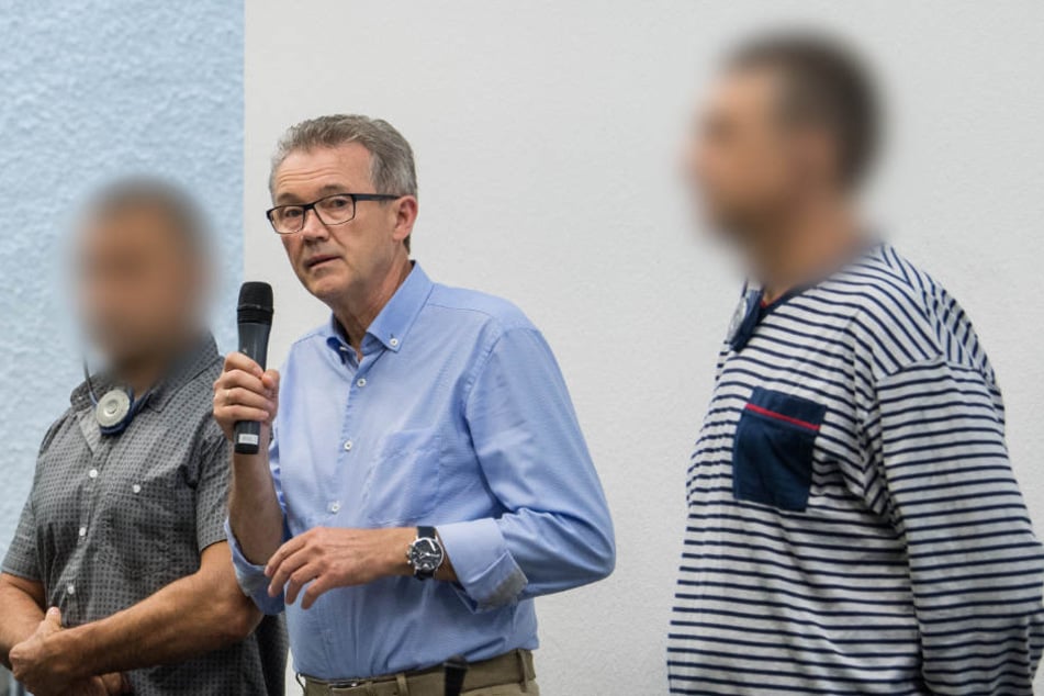 Die Angeklagten Dumitru A. (links) und Constantin C. (rechts) mit ihrem Dolmetscher (Mitte) zu Beginn des Prozesses im vergangenen August.