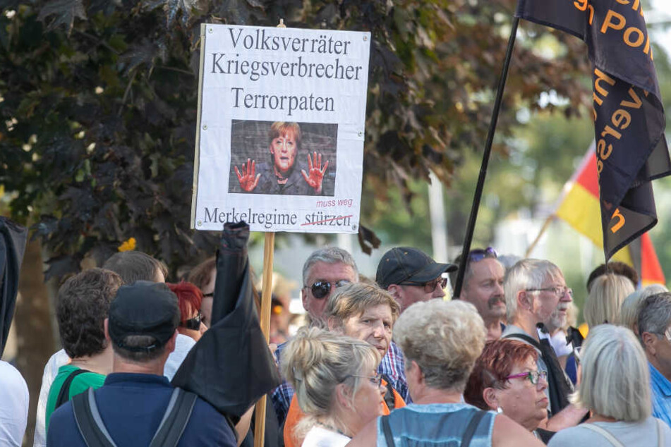 Pöbeln und beleidigen: Als Frau Merkel in Dresden eintraf, wurde sie von rund 300 Demonstranten vor dem Landtag erwartet.