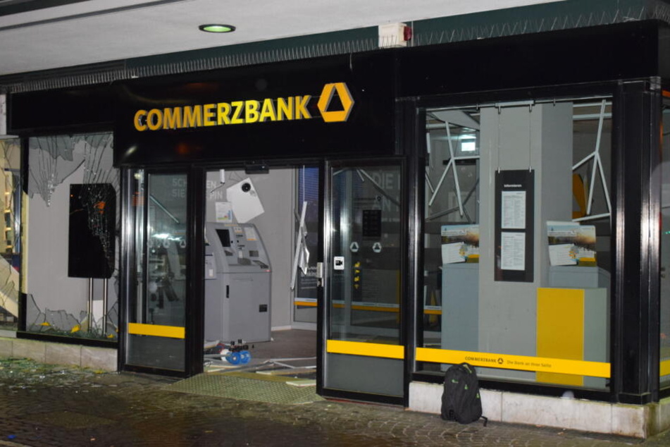 In der Commerzbank-Filiale am Rudolfplatz in Köln schlugen am frühen Dienstagmorgen Geldautomatensprenger zu.