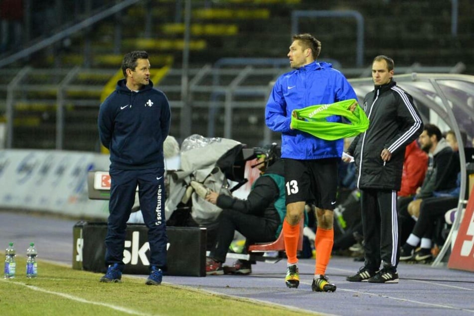 Dirk Schuster (l.) und Ronny König (vorn) stiegen 2015 mit Darmstadt in die Bundesliga auf.