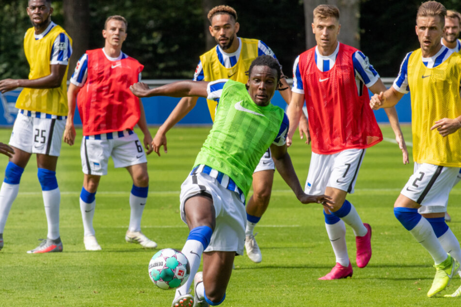 Dedryck Boyata kommt an den Ball. Jordan Torunarigha (l-r), Vladimir Darida, Matheus Cunha, Krzysztof Piatek und Peter Pekarik schauen zu.