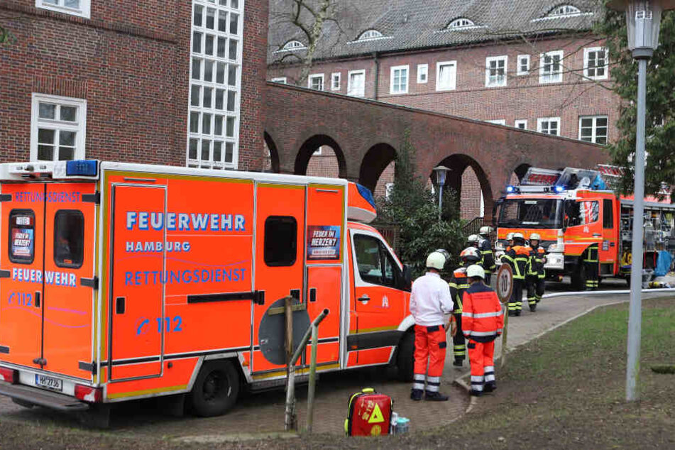 Die Rettungskräfte stehen vor dem Pflegeheim.