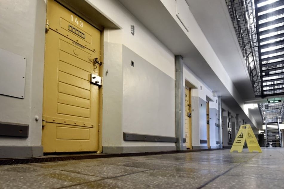 In der JVA Kleve war ein Häftling (26) zwei Wochen nach einem Brand in seiner Zelle im September 2018 verstorben.