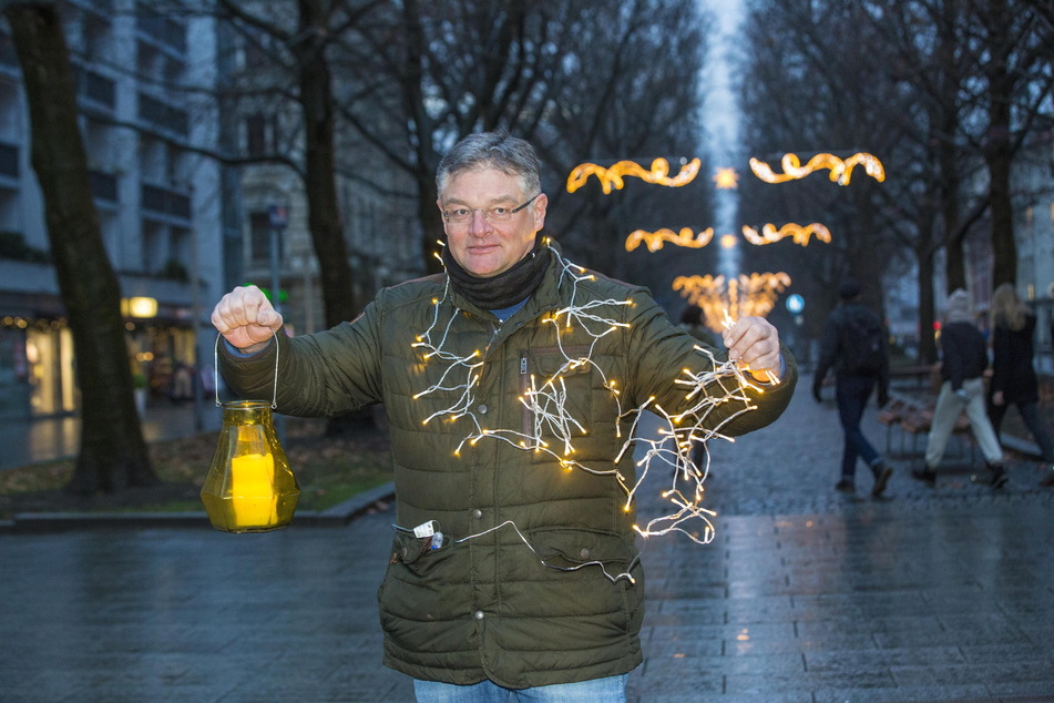 Weihnachtliche Stimmung auch nach dem Fest: Organisator Holger Zastrow (53, FDP) kann den Augustusmarkt erstmals bis ins neue Jahr hinein geöffnet lassen.