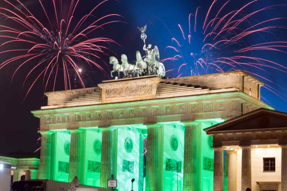 500 bis 800 Mitarbeiter privater Sicherheitsfirmen sollen in der Silvesternacht rund um das Brandenburger Tor für Sicherheit suchen.