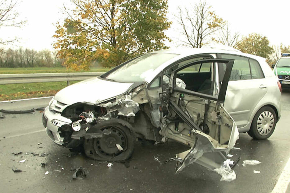 Die Fahrerin des VWs wurde bei dem Unfall schwer verletzt und musste mit einem Rettungshubschrauber in ein Krankenhaus gebracht werden.