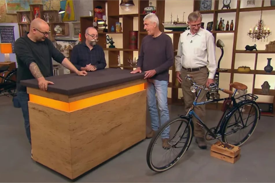 Gerd aus Bad Doberan (2.v.r.) und sein Kumpel Jens (r.) haben ein altes Simson-Fahrrad aus den 1953er-Jahren mit zu "Bares für Rares" gebracht.