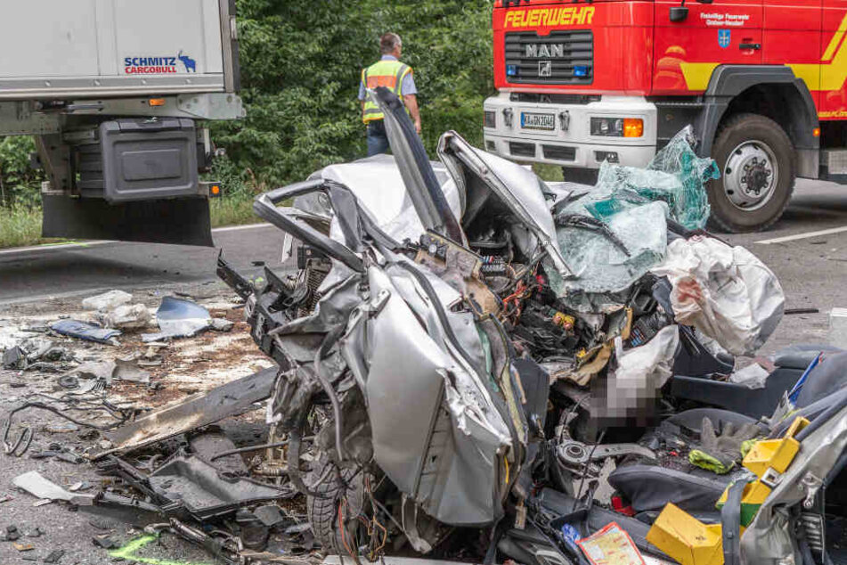 Der Pkw wurde bei dem heftigen Frontalcrash komplett zerstört.