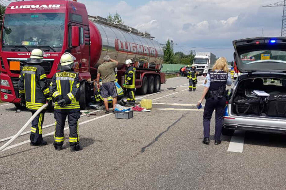 Ein Wagen krachte in den roten Lkw, der anschließend Diesel verlor.