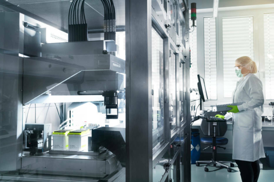 Eine Mitarbeiterin von Biontech steht im Labor des Unternehmens. (Archivbild)