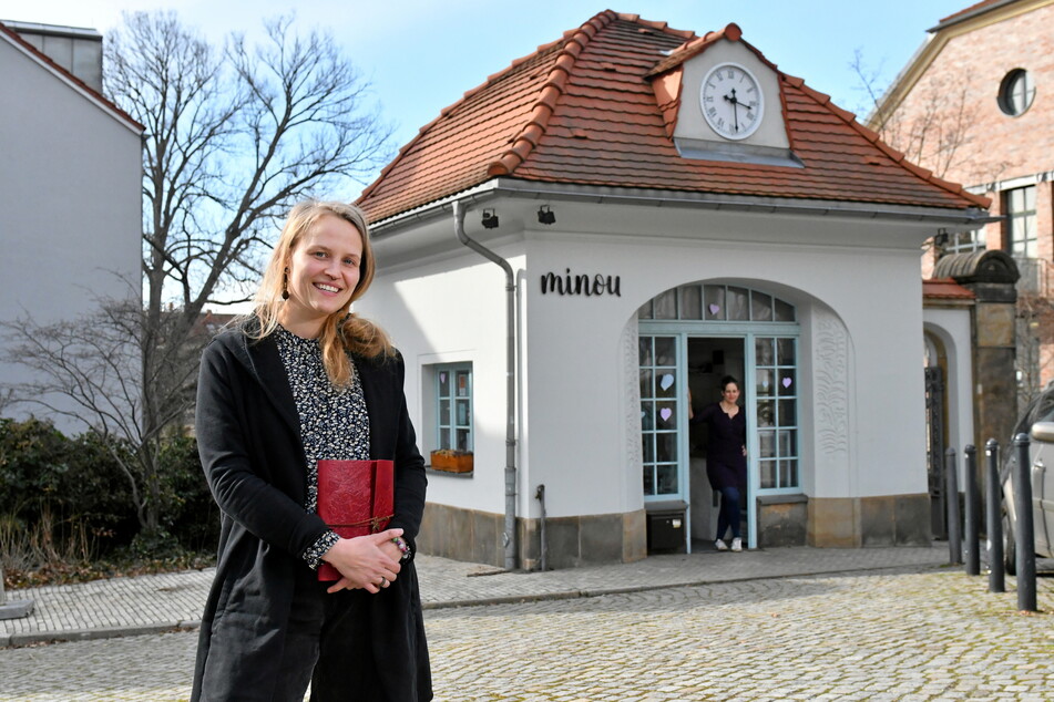 Das Rezeptbuch ist schon übergeben: Madeleine Fischer (29, l.) übernimmt Dresdens kleinstes Kaffeehaus von Theresa Oberle (34).