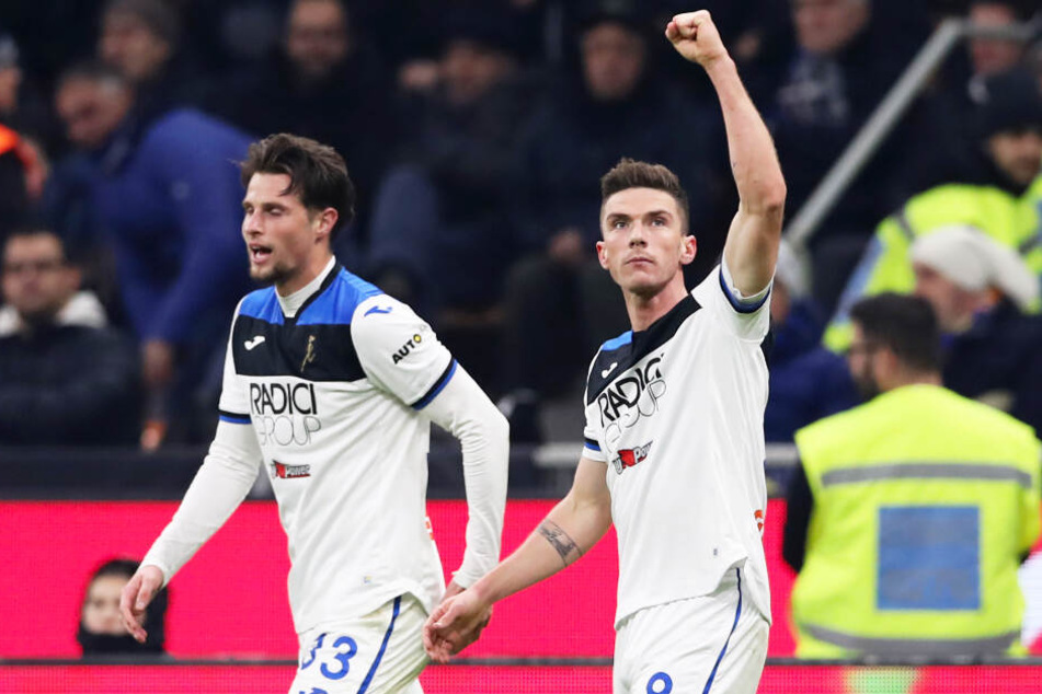 Robin Gosens (r.), der in Deutschland bislang nie im Profibereich gespielt hat, ist bei Bergamo Stammspieler. Hier feiert er ein Tor mit Hans Hateboer, der gegen Valencia doppelt traf.