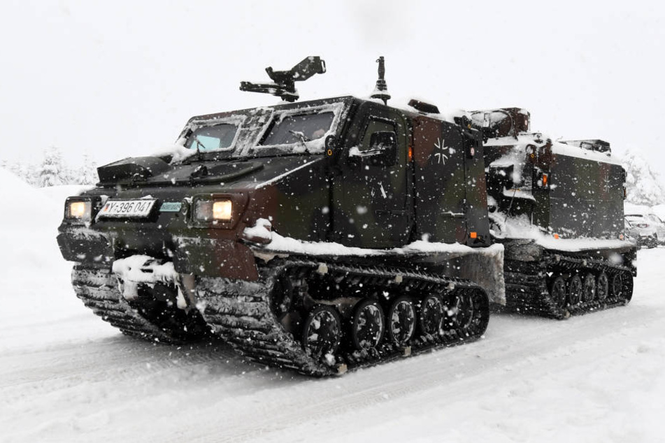 Um den Schneemassen Herr zu werden ist auch die Bundeswehr in Bayern im Einsatz.