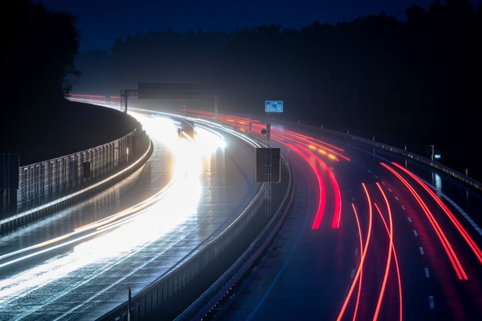 Der Streckenabschnitt wird jetzt wiedereröffnet, nachdem die Autobahn dort sechsspurig ausgebaut wurde.