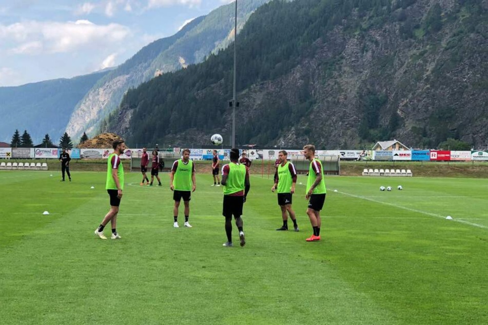 Dynamo-Spieler beim Jonglier-Wettbewerb.