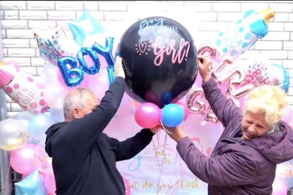 Die frisch gebackene Oma Silvia Wollny (56) lässt zusammen mit Freund Harald Elsenbast (60) den wichtigen Ballon platzen.