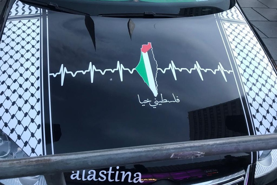 Die Motorhaube dieses Wagens zeigte die Umrisse Israels komplett in den Farben Palästinas.