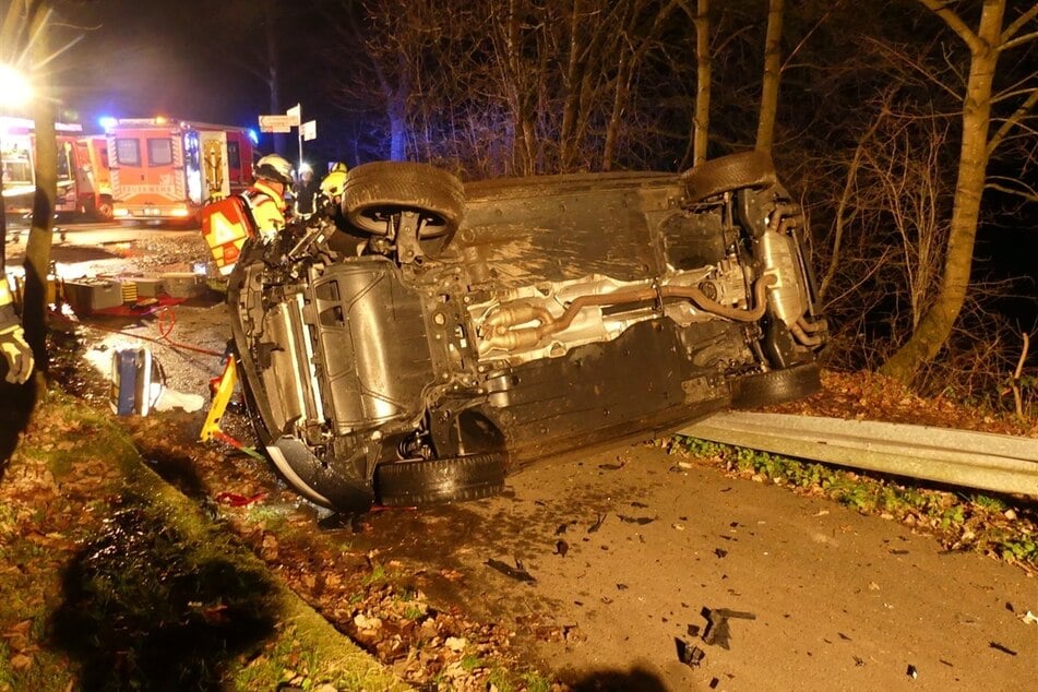 Der Cupra des 50-jährigen Fahrers blieb nach dem Überschlag auf der Seite liegen.