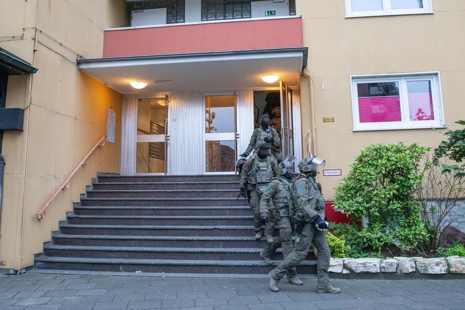 Spezialeinheiten begannen um 6 Uhr am Dienstagmorgen mit den Razzien.