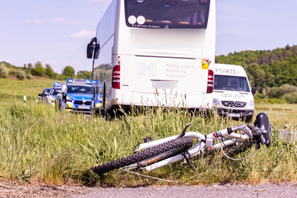 Schwerer Unfall in Bayern: Schulbus erfasst Radfahrerin