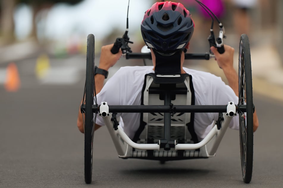 Bei einem tragischen Verkehrsunfall in Suhl ist am Freitag ein 57-jähriger Handbike-Fahrer ums Leben gekommen. (Symbolbild)