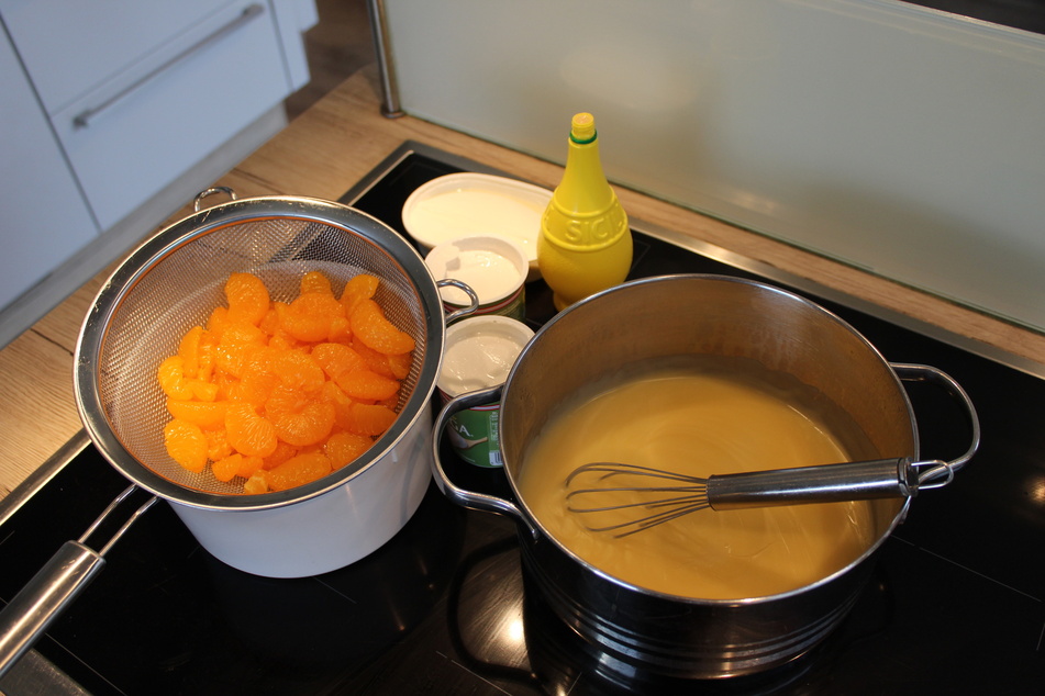 Vorbereitung für die untere Schicht des Mandarinen-Schmand-Kuchens.