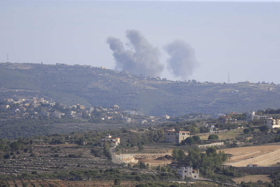 Die Aufnahme zeigt aufsteigenden Rauch nach einem israelischen Angriff in Al-Quazah im Libanon.