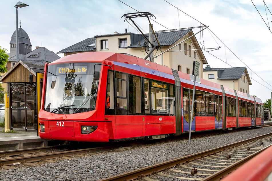 Eine rote Variobahn der City-Bahn in Stollberg.