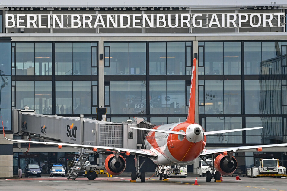Ein Passagierflugzeug der britischen Fluggesellschaft Easyjet steht an einem Gate am Terminal 1 vom Hauptstadtflughafen Berlin Brandenburg "Willy Brandt" (BER).