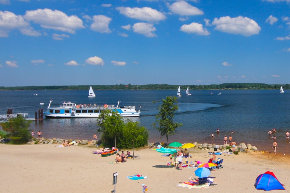 Genießt Sonne pur, den Sandstrand in Großkoschen und das kühle Nass des Senftenberger Sees.