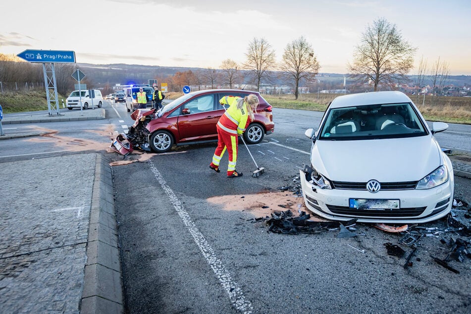 Unfall A17: Heftiger Unfall an A17-Auffahrt: Vier Personen schwer verletzt