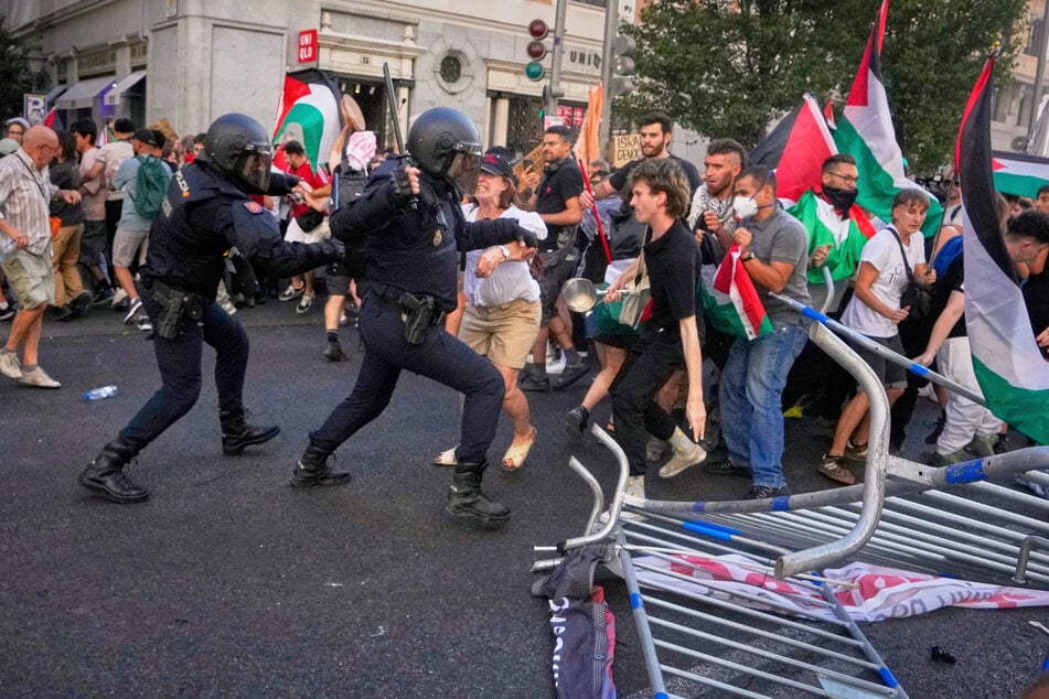 Demonstranten blockierten am Sonntag die Straße, um die einundzwanzigste Etappe des spanischen Radrennens La Vuelta von Alalpardo nach Madrid zu stören.