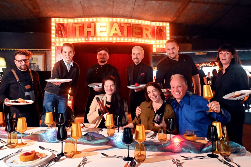 Noah (9), Satin (20), Edith (46) und André Sarrasani (51, v.l.) haben an der Tafel Platz genommen. Sie werden kulinarisch verwöhnt von Manual Klötzer (42), Georg Müller (36), Ronny Schmidt (38), Martin Werner (37) und Manuela Steinhäuser (43).