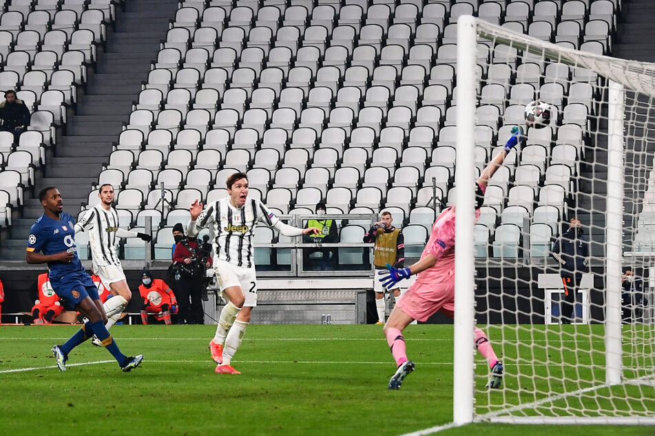 Doppelpack! Federico Chiesa (2.v.r.) köpft Juve mit 2:1 in Führung - und damit auch in die Verlängerung.