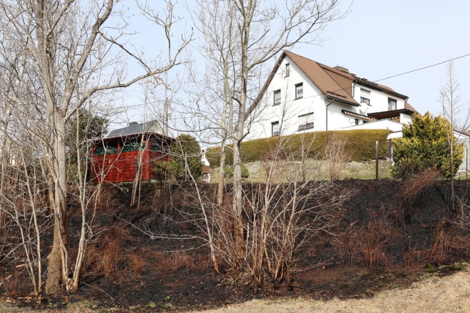 Vegetationsbrand im Erzgebirge: Feuerwehrmann verletzt