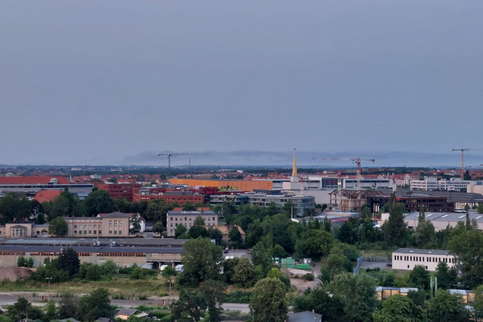 Die Rauchwolke war am Dienstag deutlich am Horizont über Leipzig sichtbar. Ausgelöst wurde sie offenbar durch Brände in zwei Lagerhallen in Jesewitz.