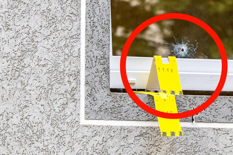 Die Schüsse wurden gegen ein Wohnhaus abgefeuert, die Polizei sicherte zahlreiche Spuren.