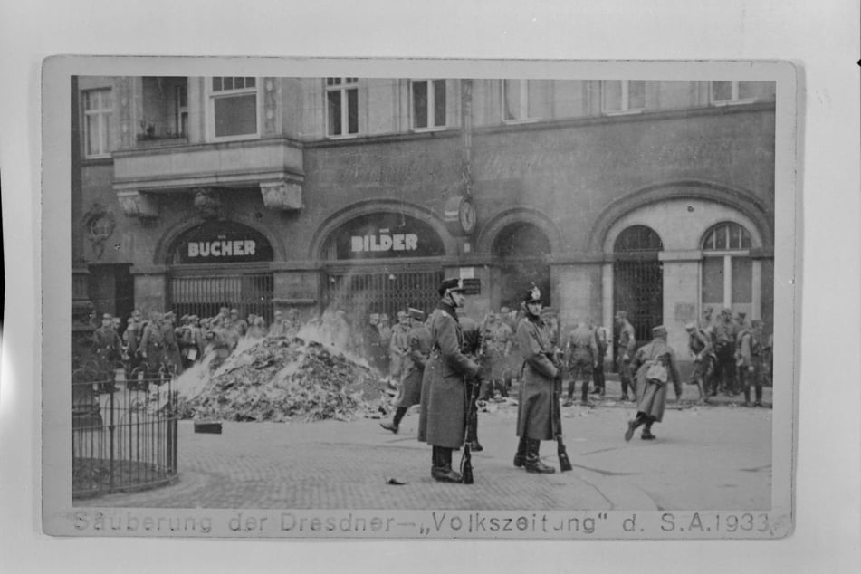 SA-Trupps verbrannten am 8. März 1933 unter Polizeischutz Bücher am Wettiner Platz.