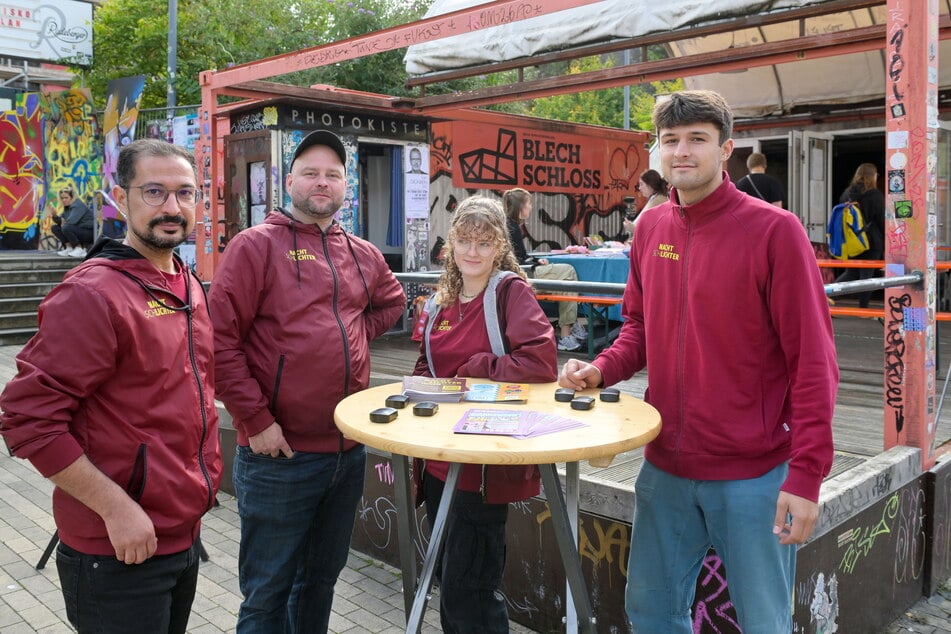 Die Nachtschlichter Amer (34, l.), Nina (20) und Alessio (21) finden ihre Arbeit wichtig. Mittendrin: ihr Vorgesetzter Alessandro Finke (35).