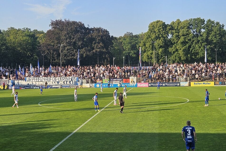 Auch in Babelsberg ruhte nach Anpfiff der Ball. Trillerpfeifen begleiteten den Protest.