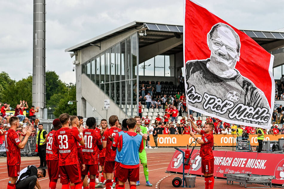 Nach dem Abpiff schwenkte dann Jean Zimmer (r.) die Fahne.