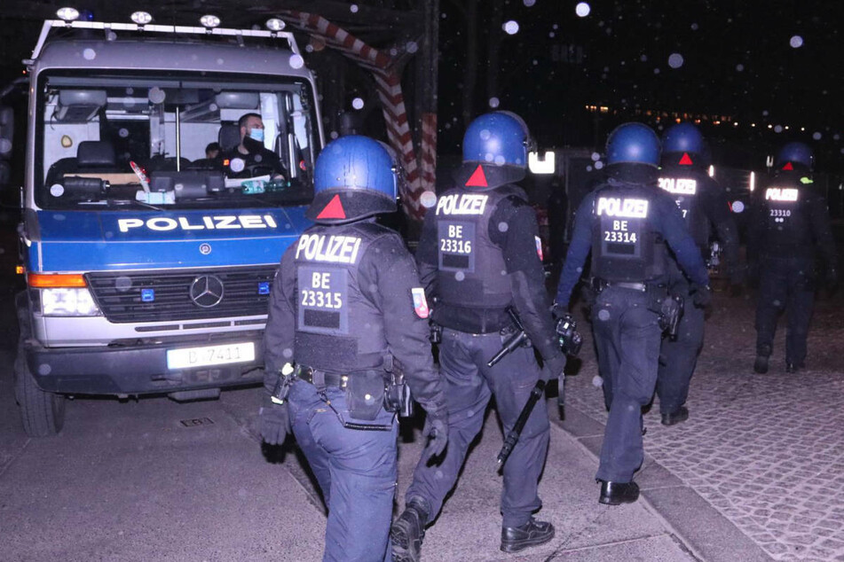 Die Polizei ist am Donnerstagabend erneut mit einem Großaufgebot nach Berlin-Kreuzberg ausgerückt, um im Park am Gleisdreieck eine Corona-Kontrolle durchzuführen.