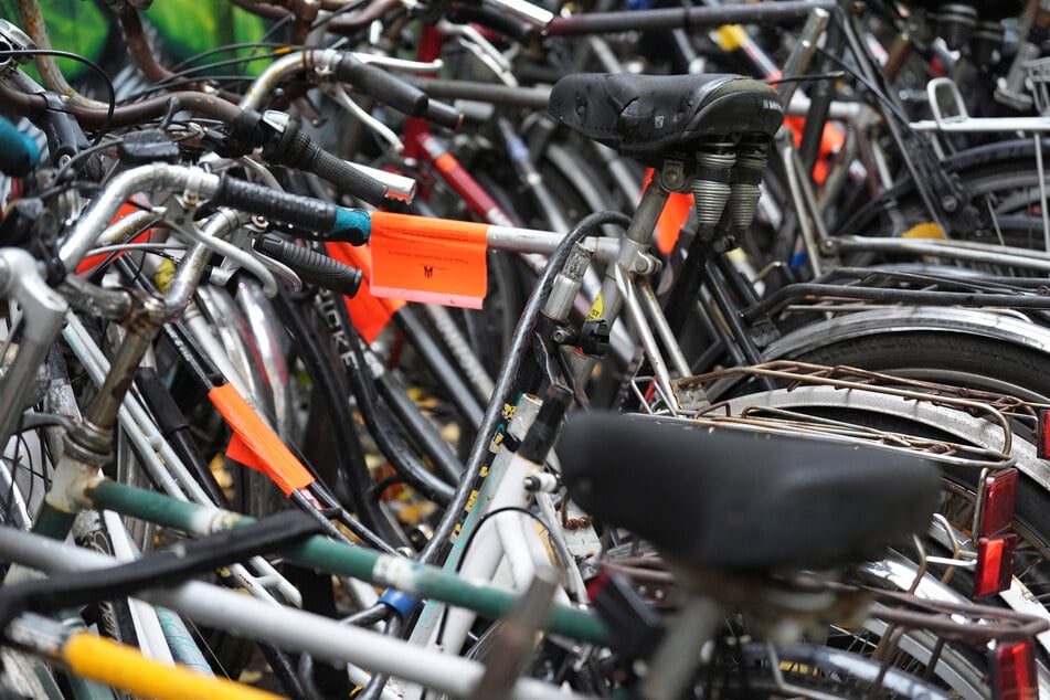 Eine Banderole weist darauf hin, dass das Fahrrad entsorgt werden soll. Die Kosten dafür trägt meist die Kommune.