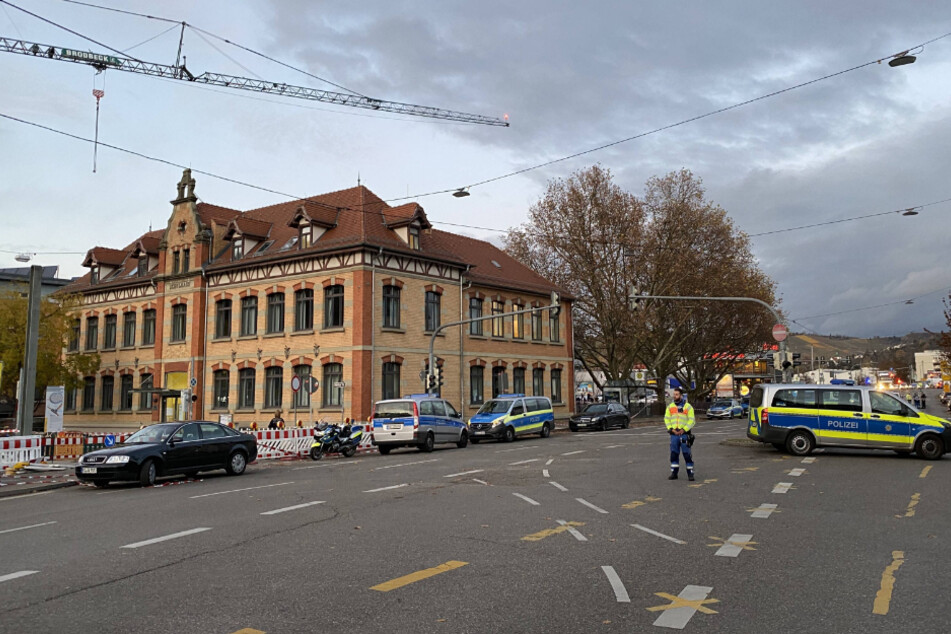 Dieses Gebäude wurde von der Polizei umstellt.